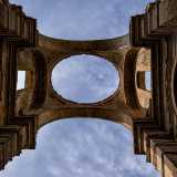 Due finestroni inseriti in due larghi archi in pietra sono infine sovrastati da quella che un tempo era la cupola di forma ellissoidale. Di fatto la cornice che delimitava la copertura � l�unica parte rimasta in piedi del tetto di una chiesa che per�, da secoli, guarda poeticamente verso il cielo, aprendosi alla vastit� dell�azzurro